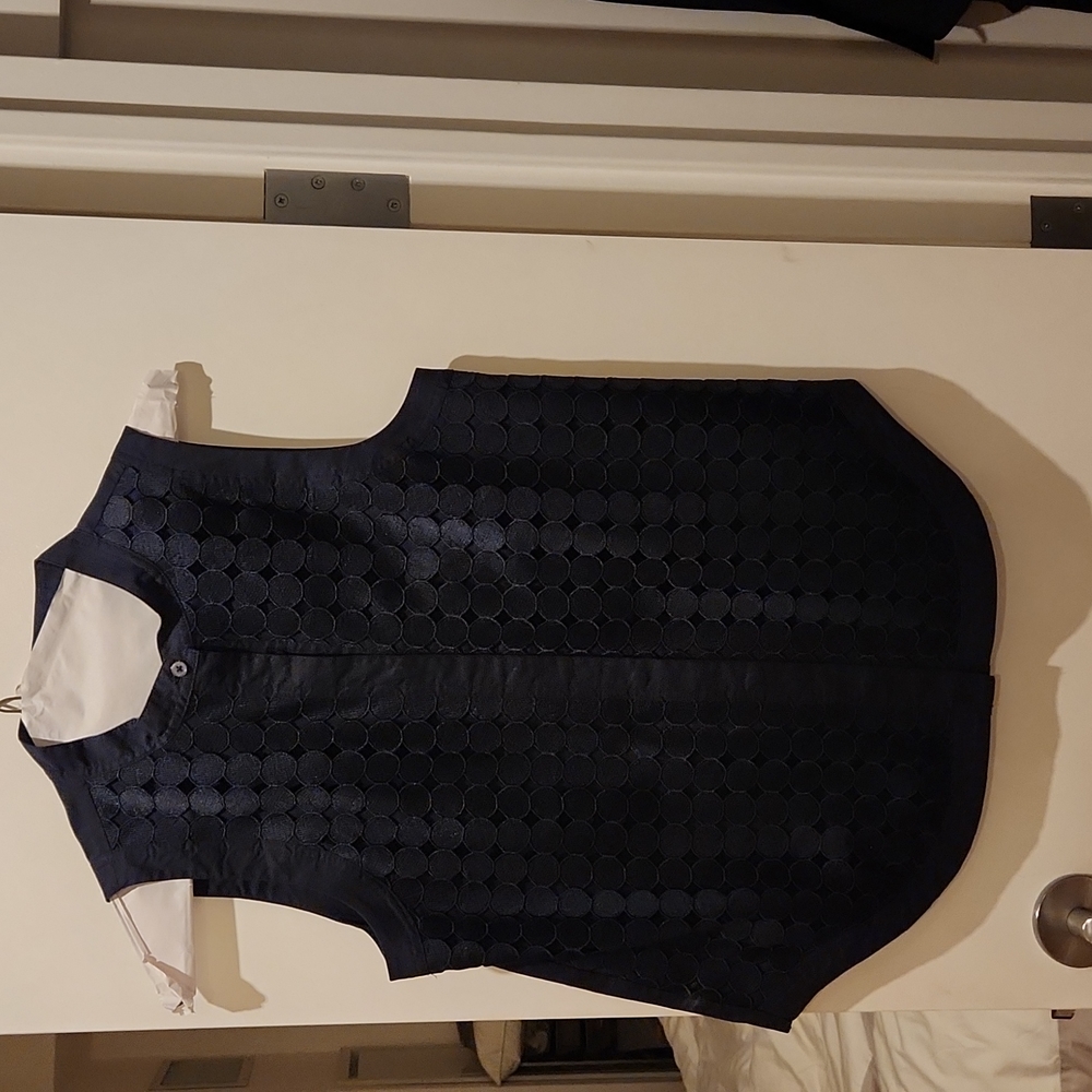 Banana Republic navy sleeveless buttondown. Size Small